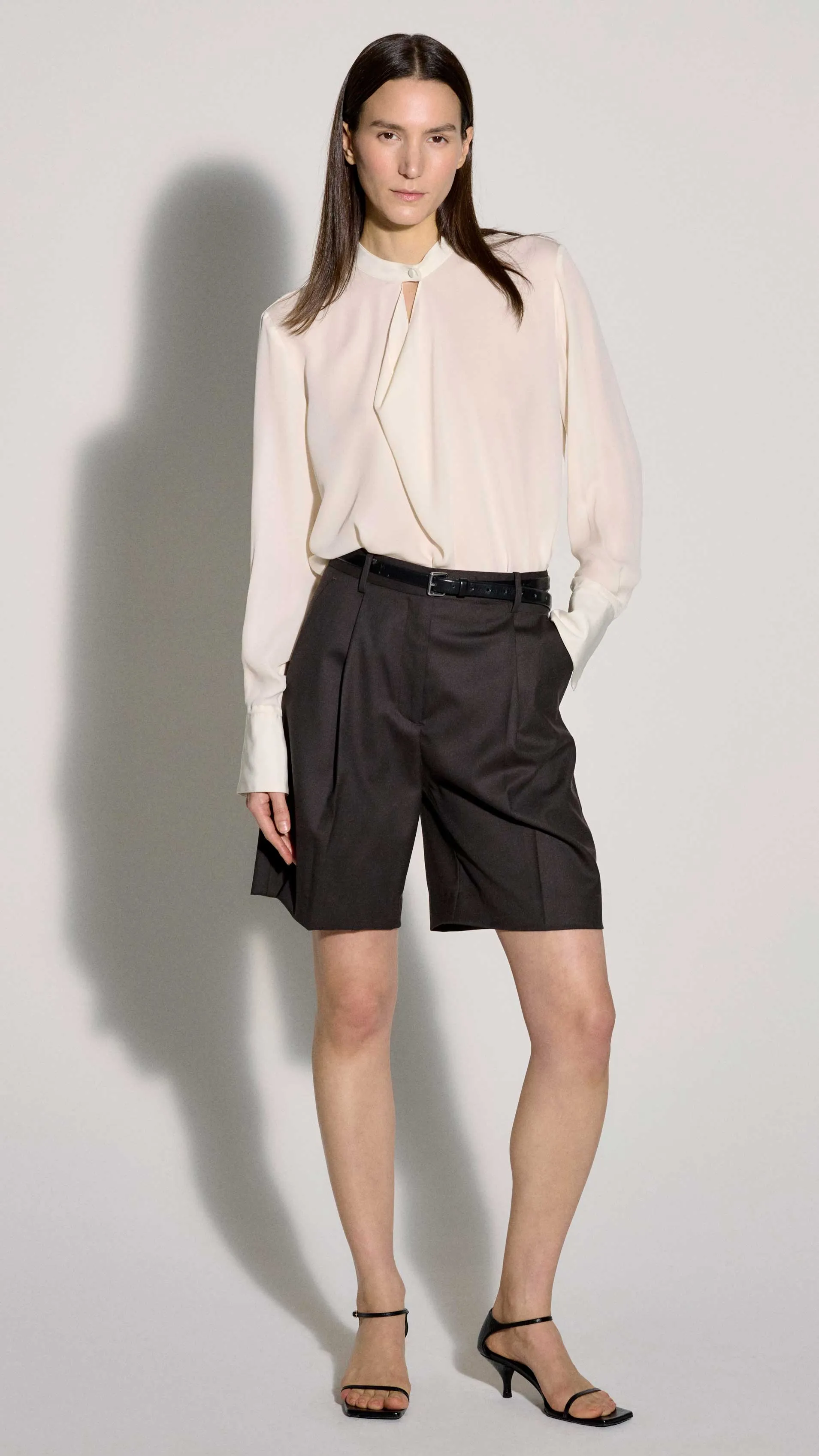 Pleated Shorts in Seasonless Wool | Smoke
