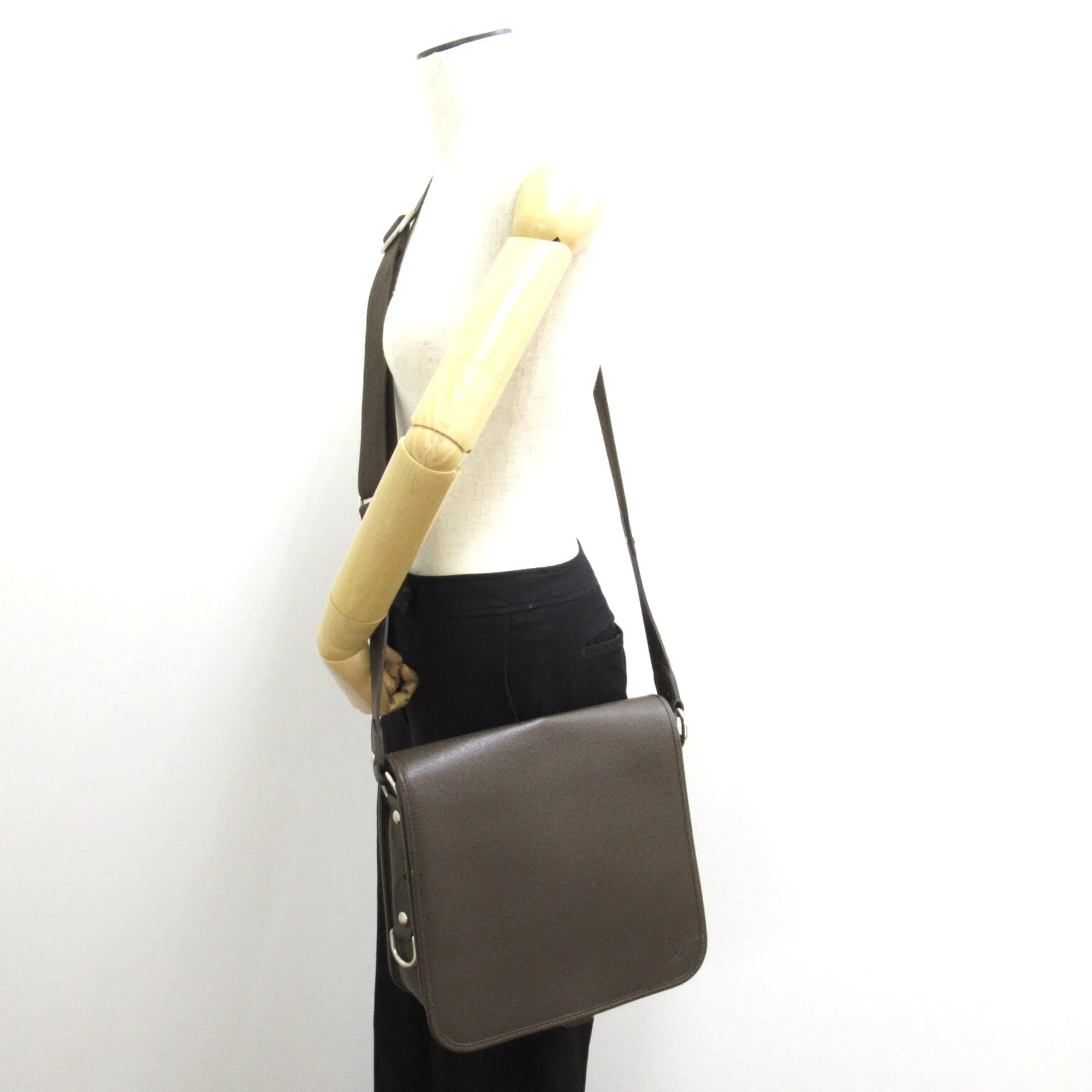 Trendy Inspired Louis Vuitton Andrei Brown Grizzly Taiga Leather M32488